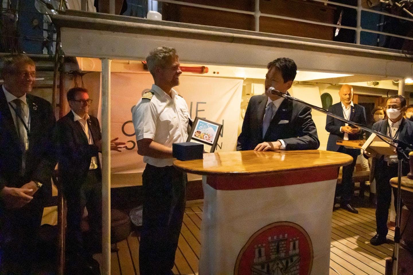 The mayor of Yokohama, Yamanaka Takeharu, presents a plaque to Captain Sune Blinkenberg.  Photo: André Marton Pedersen