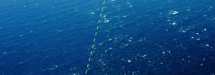 Til venstre bryter det færre bølger enn til høyre. Dette skyldes at en varm og en kjøligere overflatestrøm møtes der den stiplede linjen er tegnet. Illustrasjon: Fra The Joint Nansen Center - ESA  Advanced Ocean Synergy Training Course