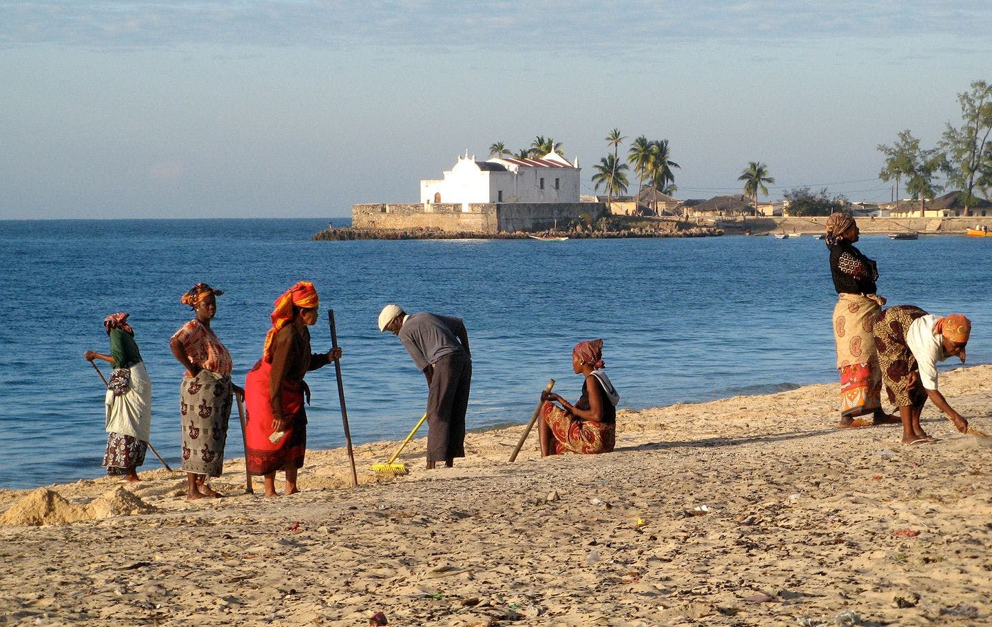 Kvinner leter gjennom sanden på en av de mange strendene. Foto: Rosino / Wikimedia Commons