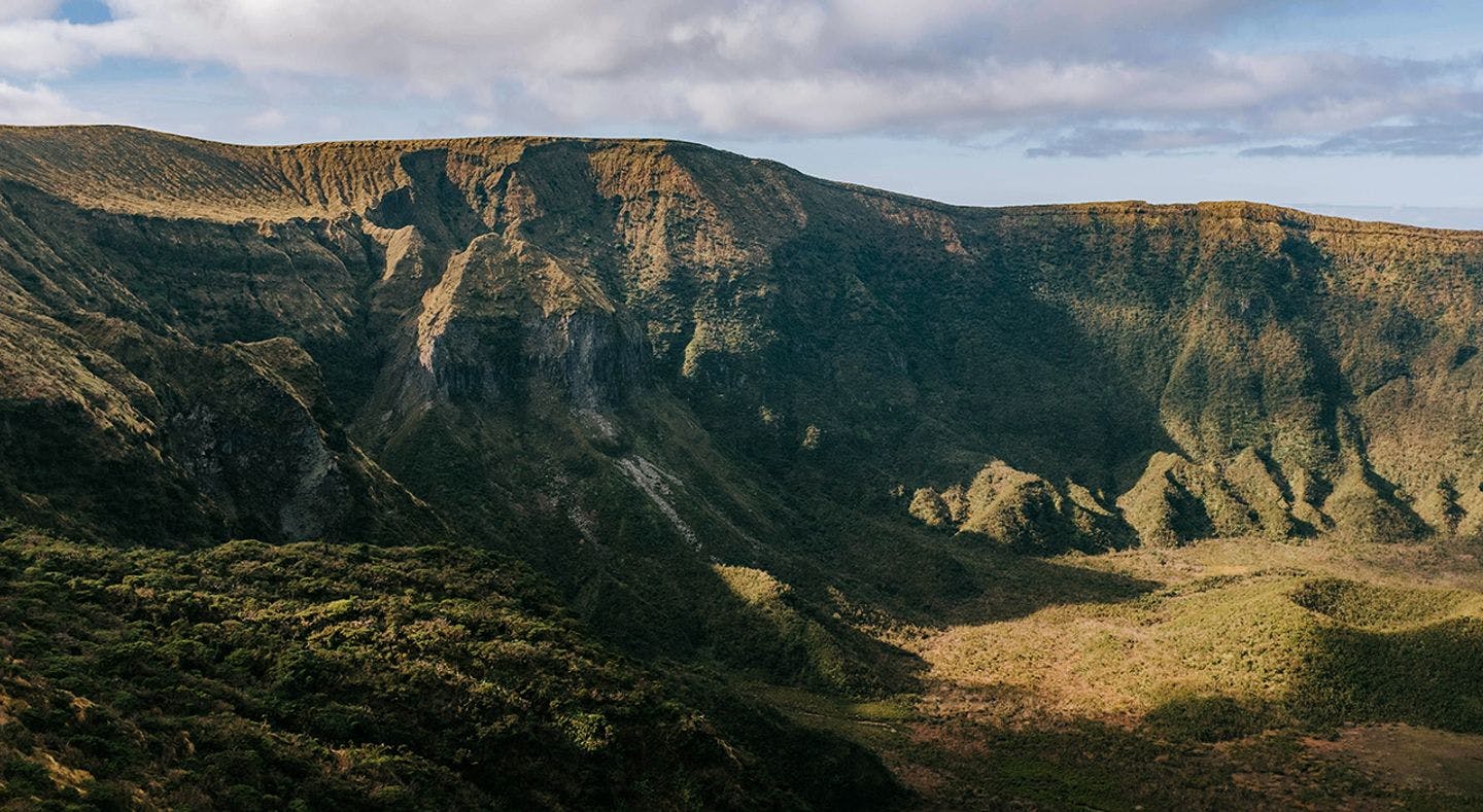 A volcanic crater, inside a larger crater. Photo: Hanna Thevik