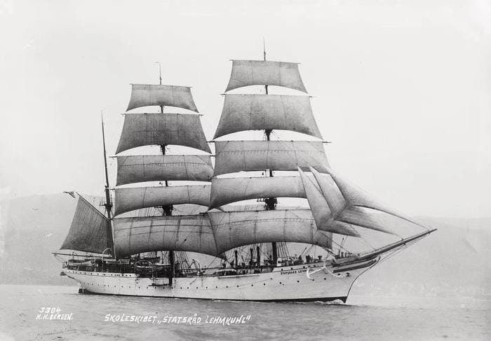 All sails set, in the 1930s. Photo: UiB