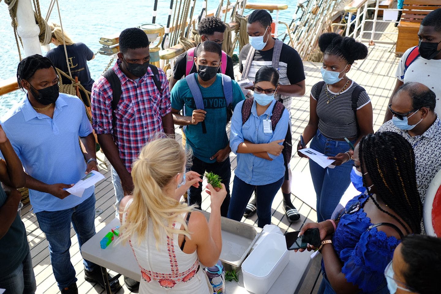 Lokale skoleelever deltar på workshop om bord i Jamaica.