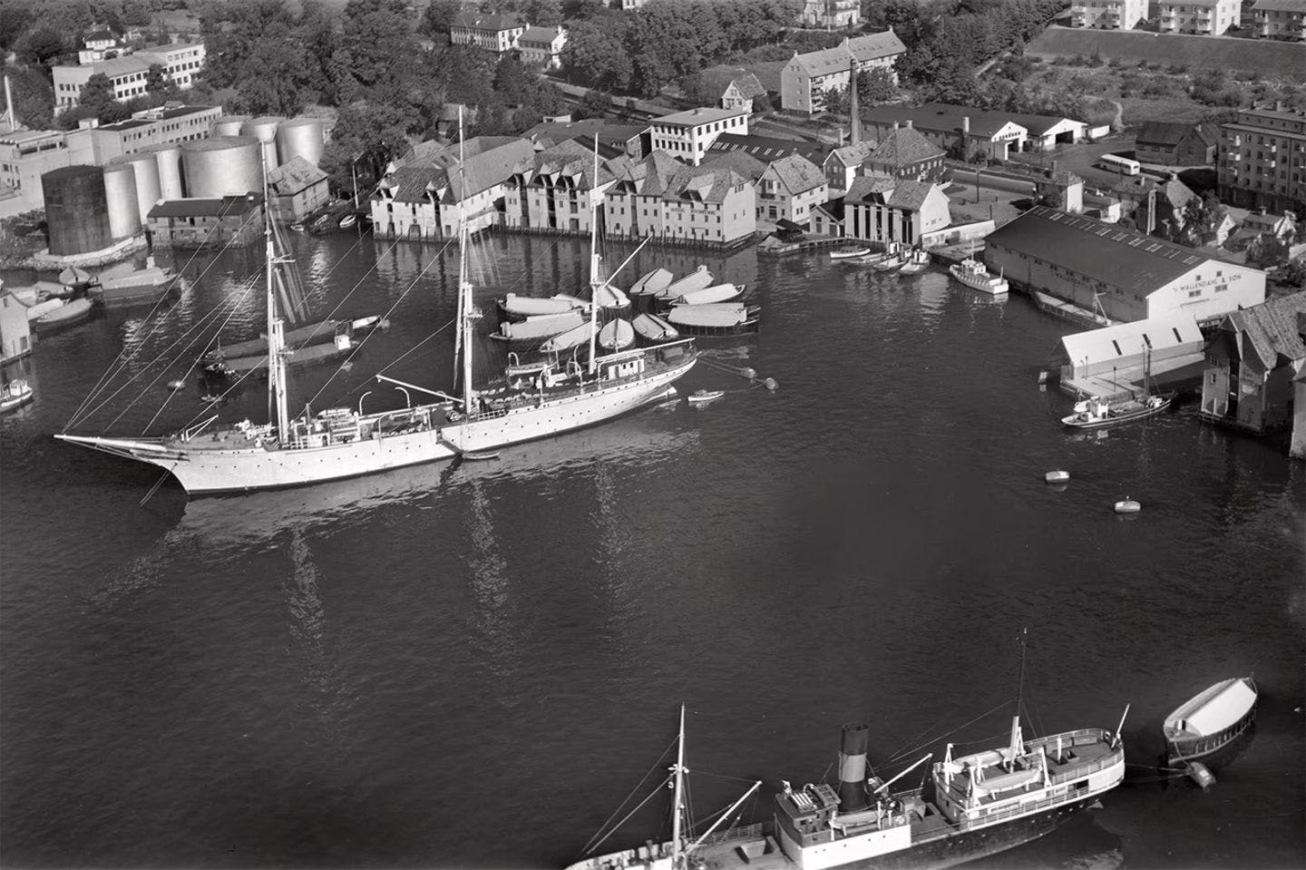 Statsraad Lehmkuhl anchored in Sandviken in Bergen in 1958. Photo: UiB