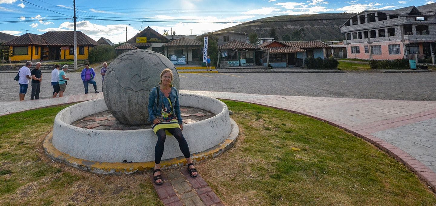 Sitter på ekvator, i Otavalo, Ecuador. Foto: Ronald Toppe