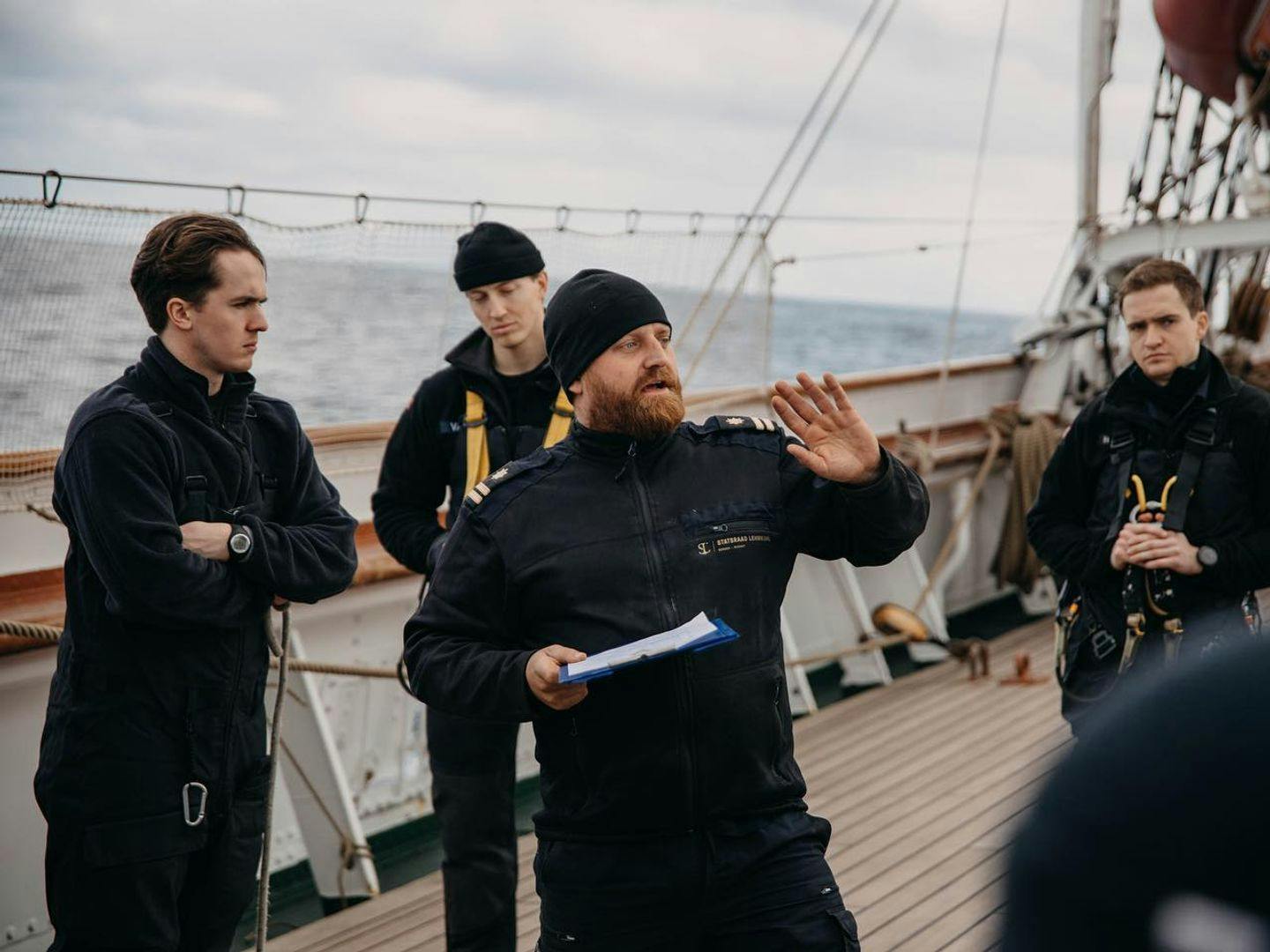 Sailor Janus Larsen giving instructions. Photo: Hanna Thevik
