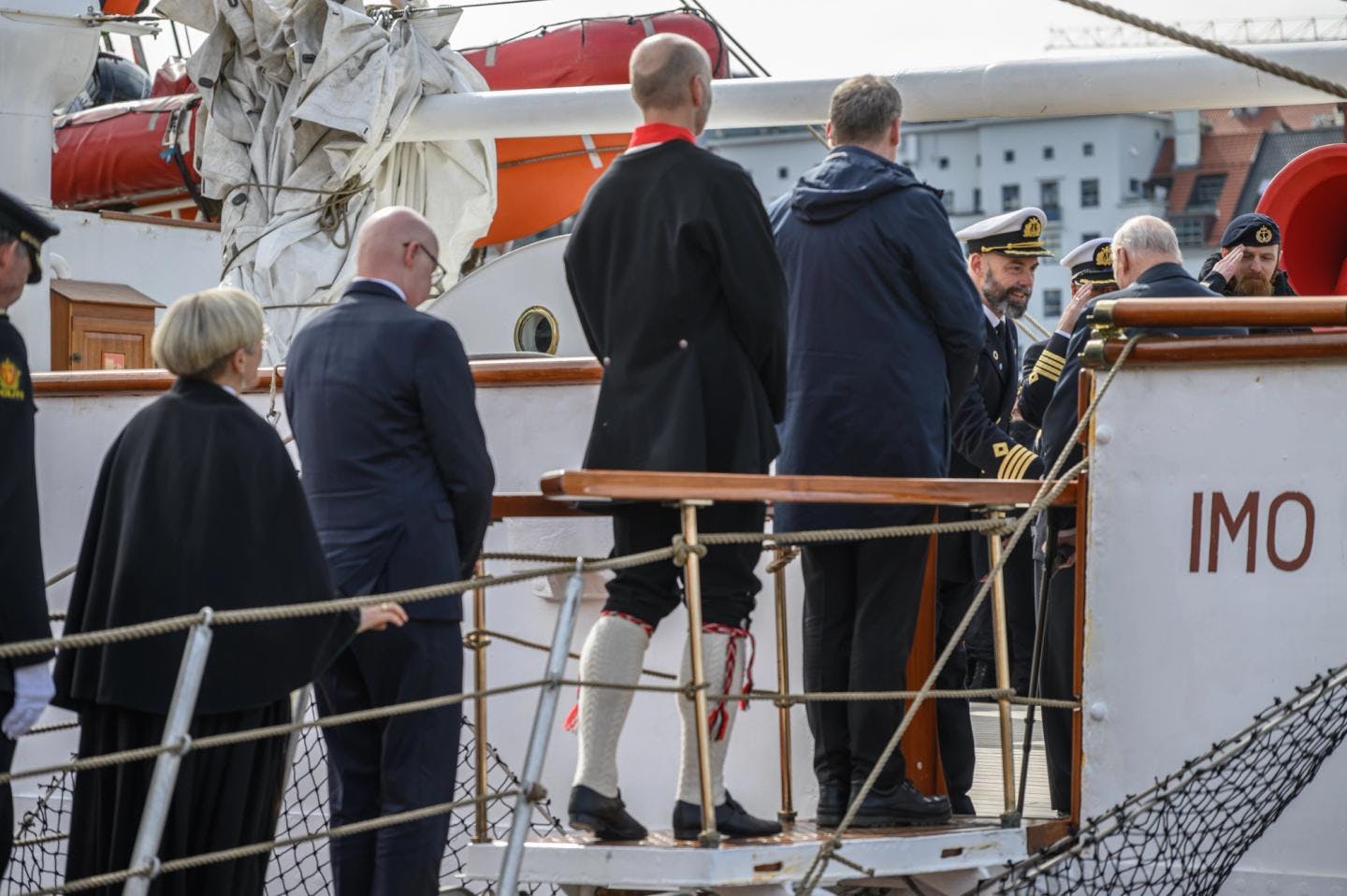 Kong Harald hilser på kapteinene. Foto: Ronald Toppe