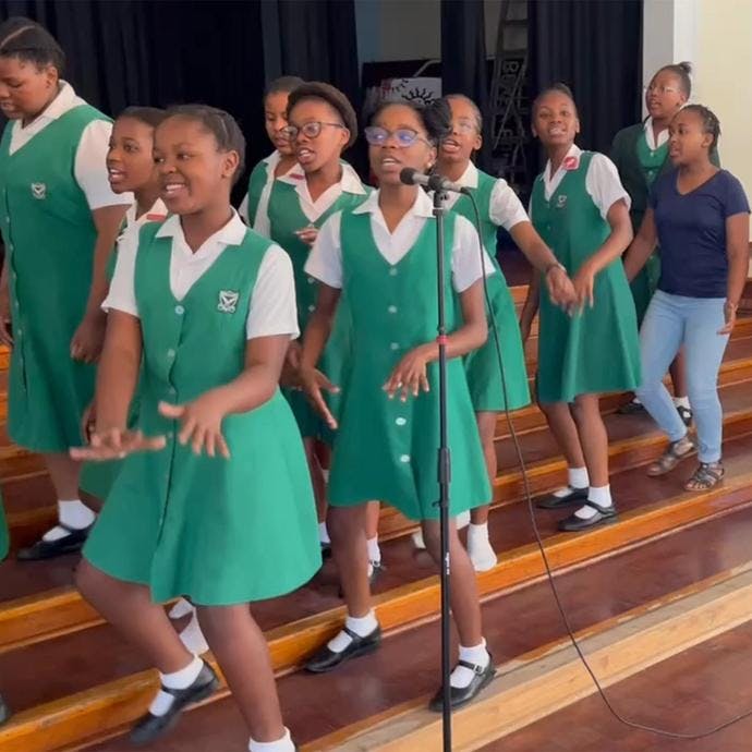Elevene øver på sangen. Foto: Berea Primary school