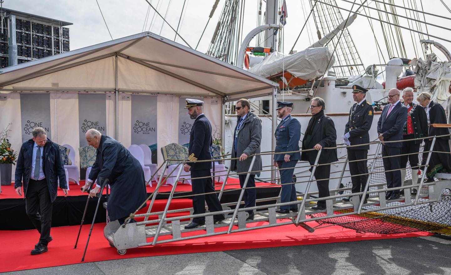 King Harald leaving the ship. Photo: Ronald Toppe