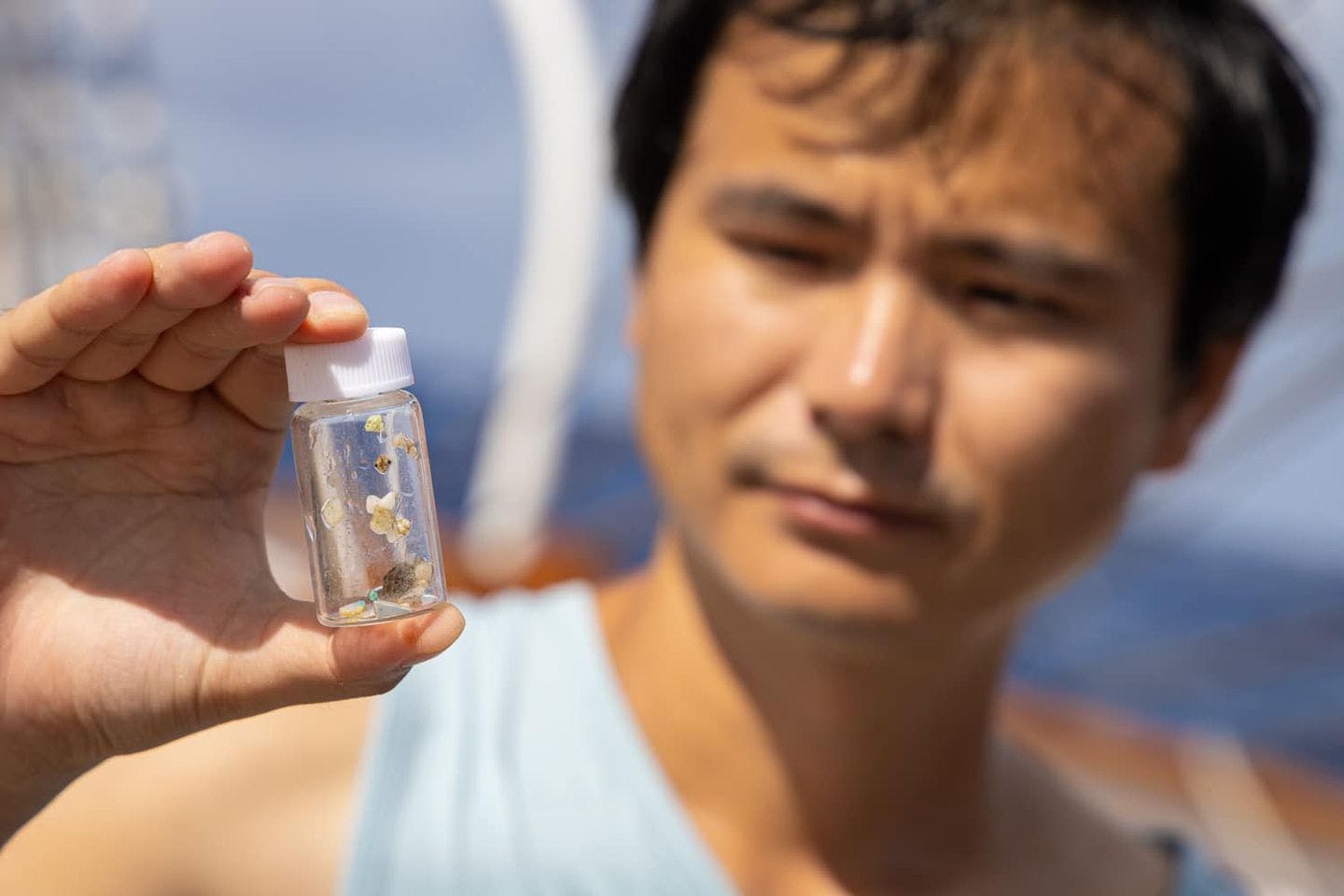 Shiye Zhao med en beholder med mikroplast. Foto: André Marton Pedersen
