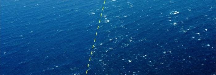 Til venstre bryter det færre bølger enn til høyre. Dette skyldes at en varm og en kjøligere overflatestrøm møtes der den stiplede linjen er tegnet. Illustrasjon: Fra The Joint Nansen Center - ESA  Advanced Ocean Synergy Training Course