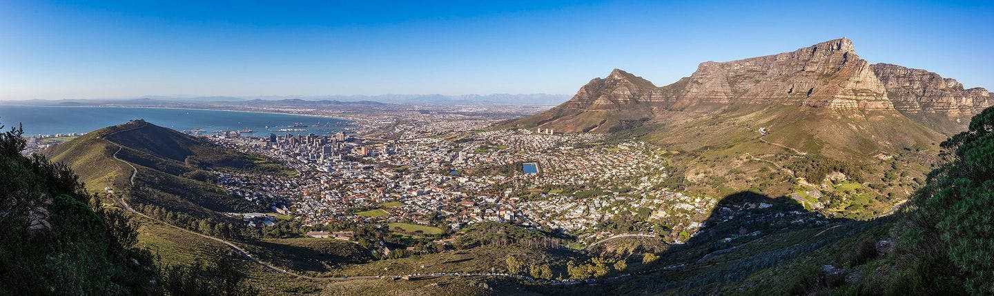 Cape Town seen from Lion's Head. Signal hill to the left, Table Mountain to the right. Photo: Diego Delso / Wikimedia Commons