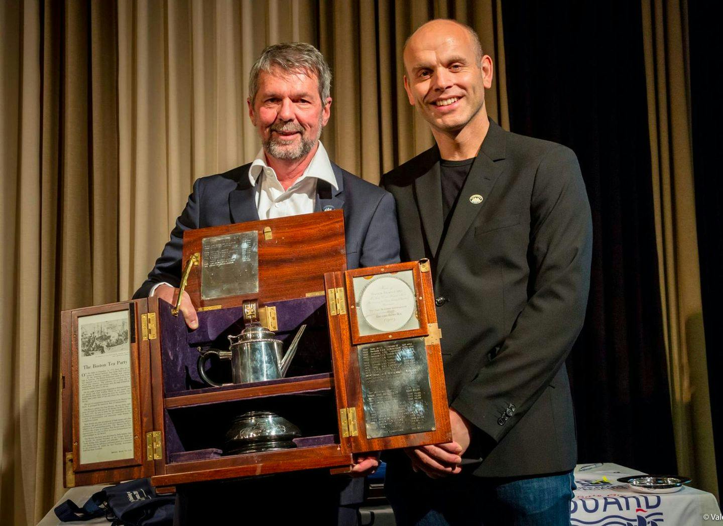 Jarle Flatebø, Haakon Vatle, og the Boston Teapot Trophy. Foto: Valery Vasilevsky