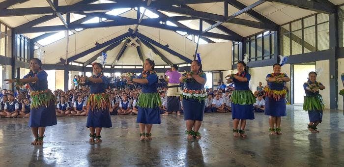 En tau’olunga-dans fremføres av studenter ved St. Andrews High School, Nuku’alofa, Tonga. Foto: Edvard Hviding