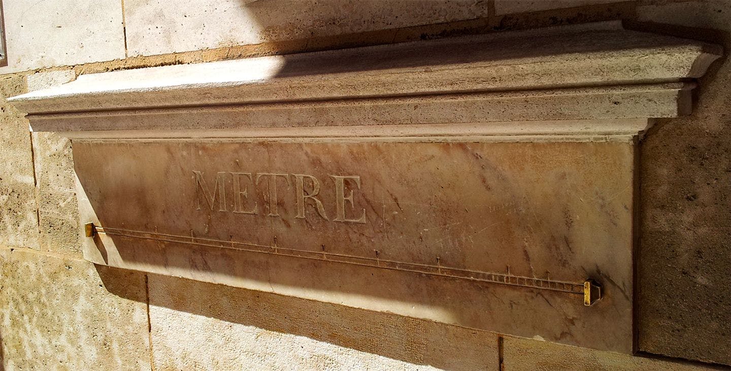 Basert på bronse-meteren ble det satt opp 16 marmor-metere rundt om i Paris, sånn at folk kunne lage sine egne meterstokker. Foto: Wikimedia
