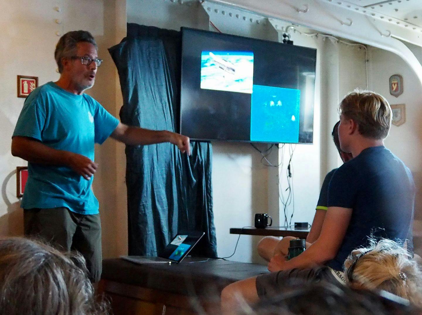 Jason holder en presentasjon sammen med Joshua Berger om havets fremtid. Foto: Dina Storvik