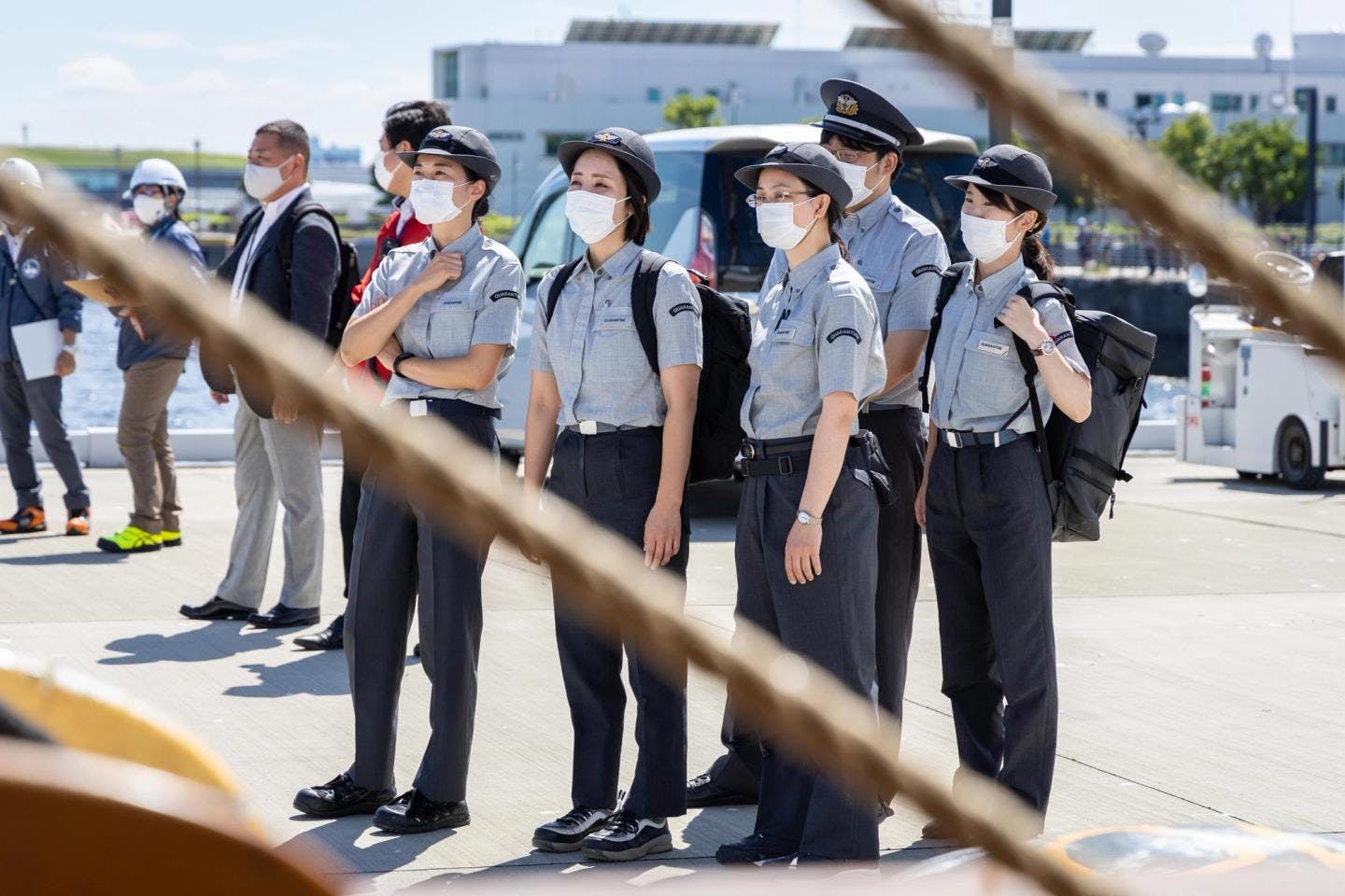 På kaien venter japanske karantenekontrollører. Foto: André Marton Pedersen