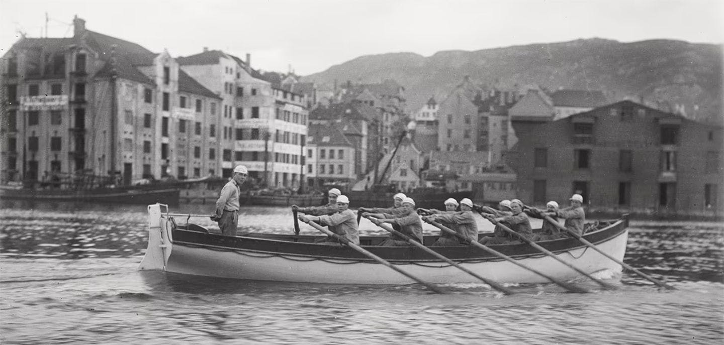 "Statsraad Lehmkuhl" was known for having good rowers. When the ship met other school ships or naval vessels, racing was common. And the crew of the "Statsraaden" usually ran away with the victory. Here racing with crew from the school ship in 1923. Photo: UiB