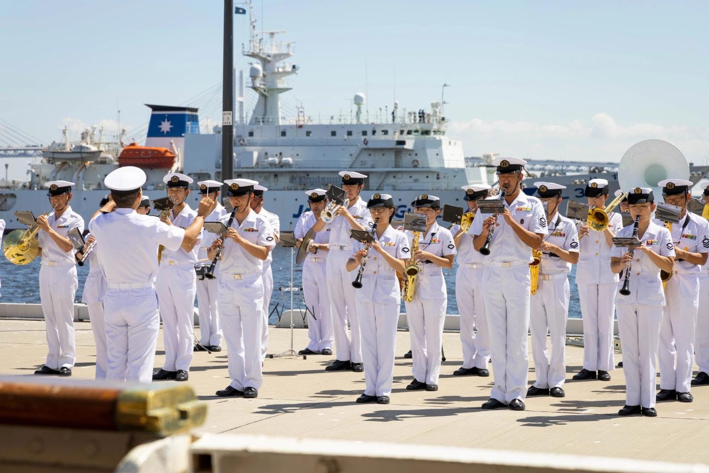 Stilfull mottakelse av japanske Royal Navy Band. Foto: André Marton Pedersen 