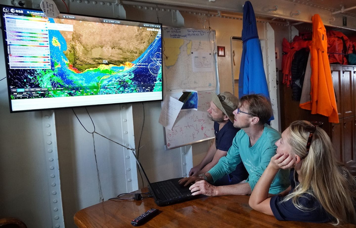 Forskerne studerer havstrømmene på satellittbilder. Foto: Susanne Njølstad Skandsen