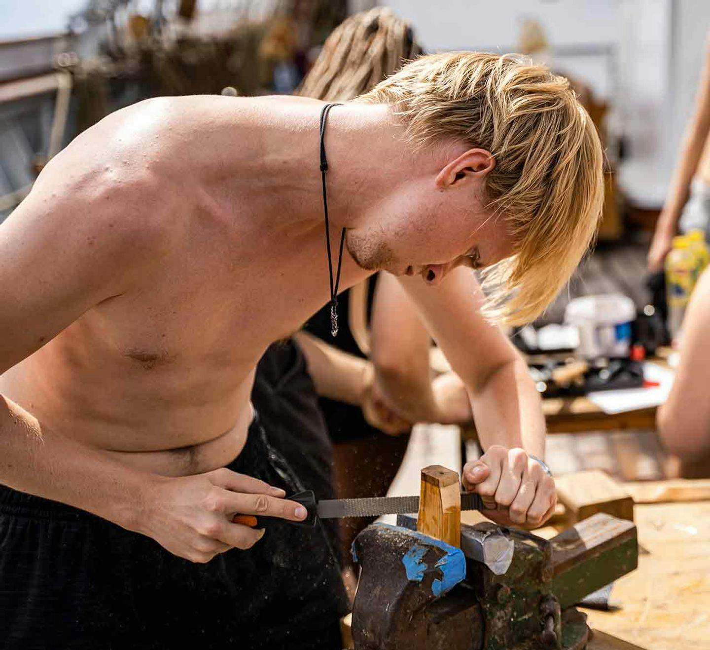 Magnus Jansen Sverkeli lager en kniv. Dette er bærekraft i praksis. Vet du hvordan du lager en, kan du også reparere den. Foto: Malin Kvamme