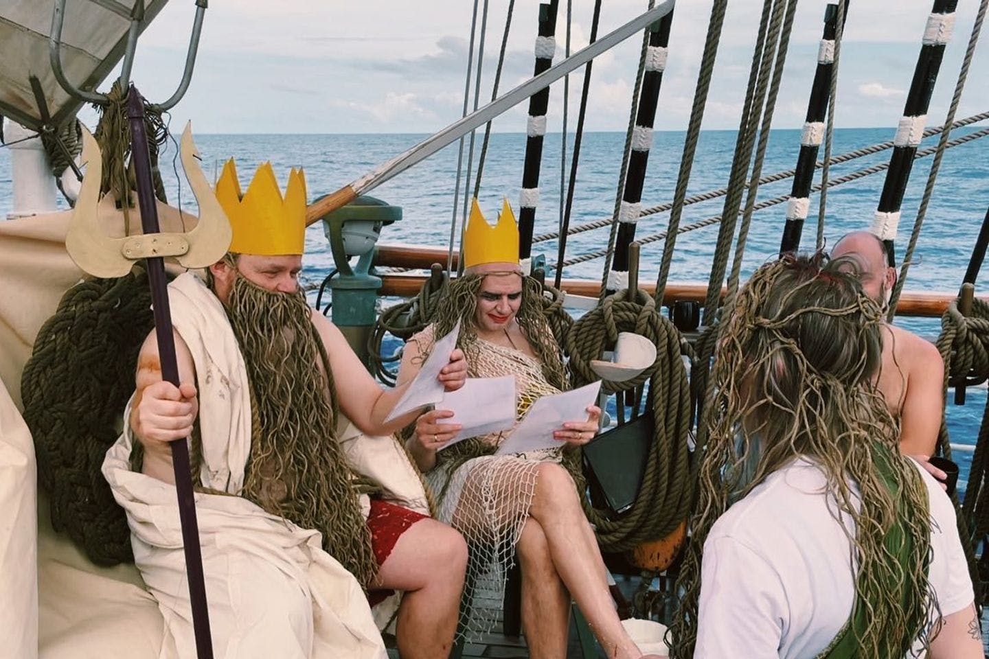 Kong Neptun, med kone, barberer og herold om bord på Statsraad Lehmkuhl. Foto: Hanna Thevik