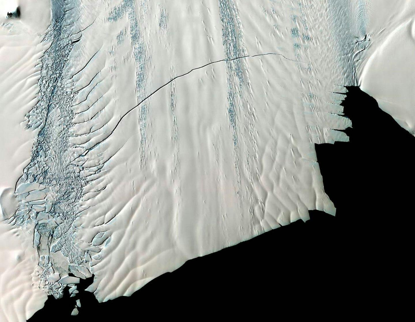 Pine Island isbremmen vest i Antarktis brekker i to i 2013. Foto: NASA / Terra