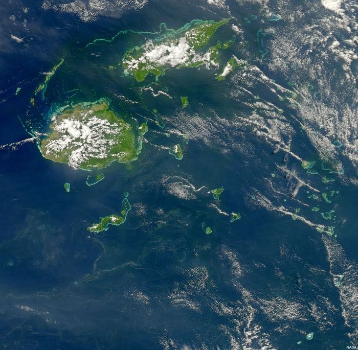 Fiji, med de to store øyene Vanua Levu i nord og Viti Levu i sør. Foto: NASA
