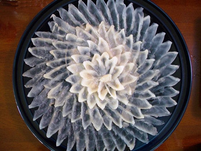Sashimi av kulefisk, eller fugu som retten kalles. Foto: Wikipedia commons / Suguri F