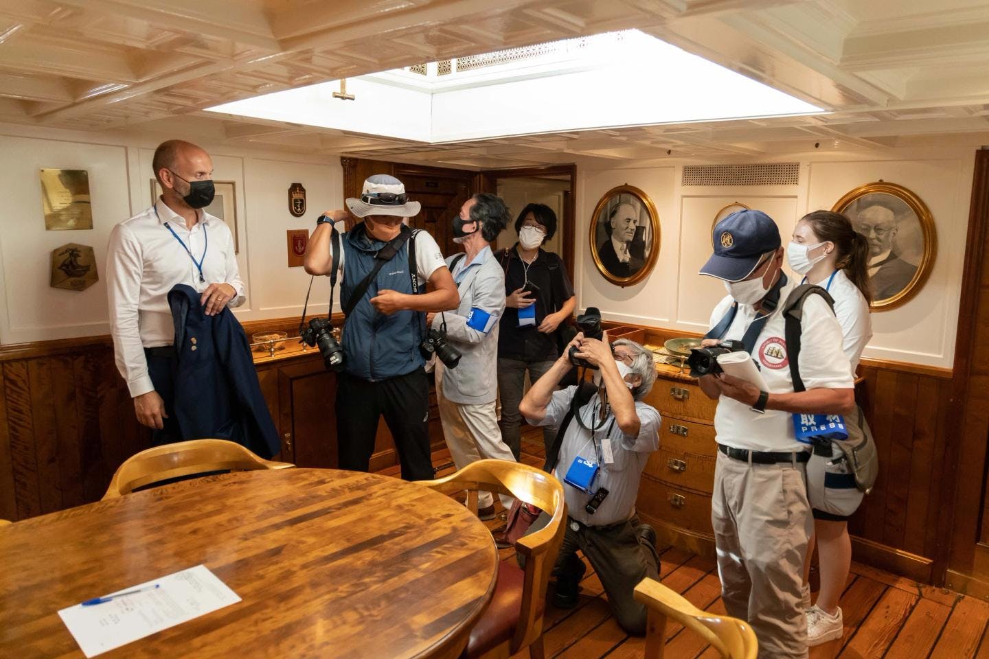 Haakon Vatle shows the press the captain's lounge. The lounge is kept in the original style, as the ship was built 108 years ago, in 1914.  Photo: André Marton Pedersen