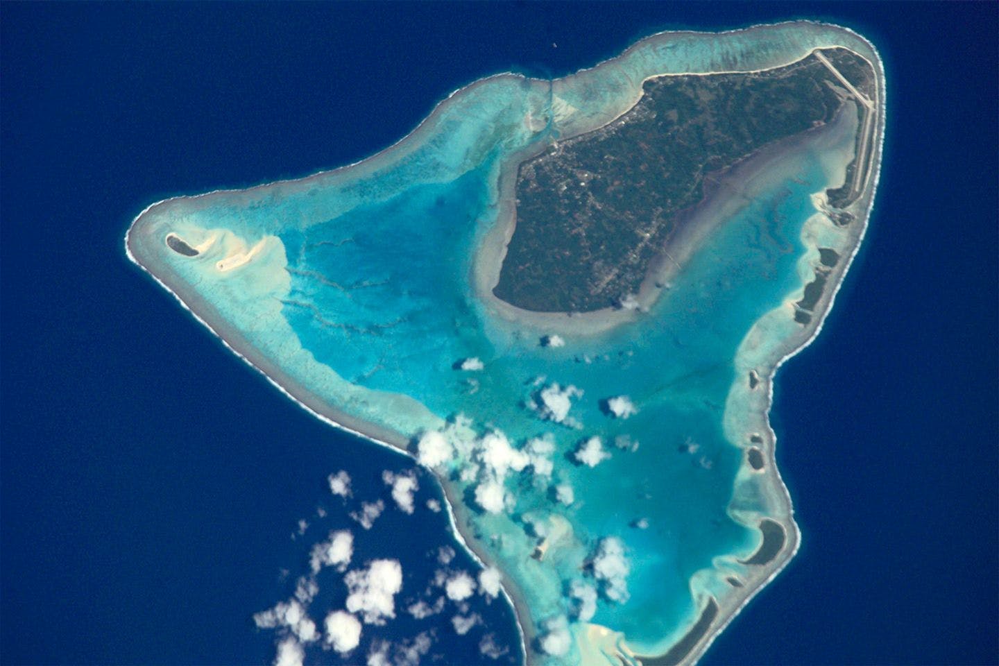 Aititaki, en gruppe øyer i en stor lagune. Foto: NASA