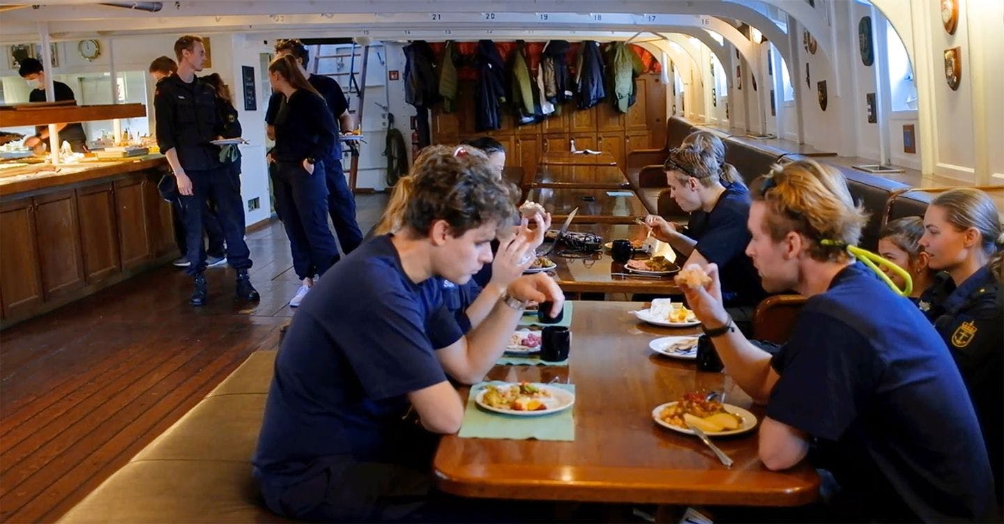 Taking turns having lunch in the orlop. There is not room enough for all the cadets at the same time. Photo: Hanna Thevik